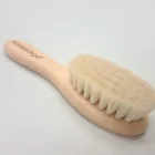 Keçi kılı bebek saç fırçasının logolu ahşap sapının eğik görünümü